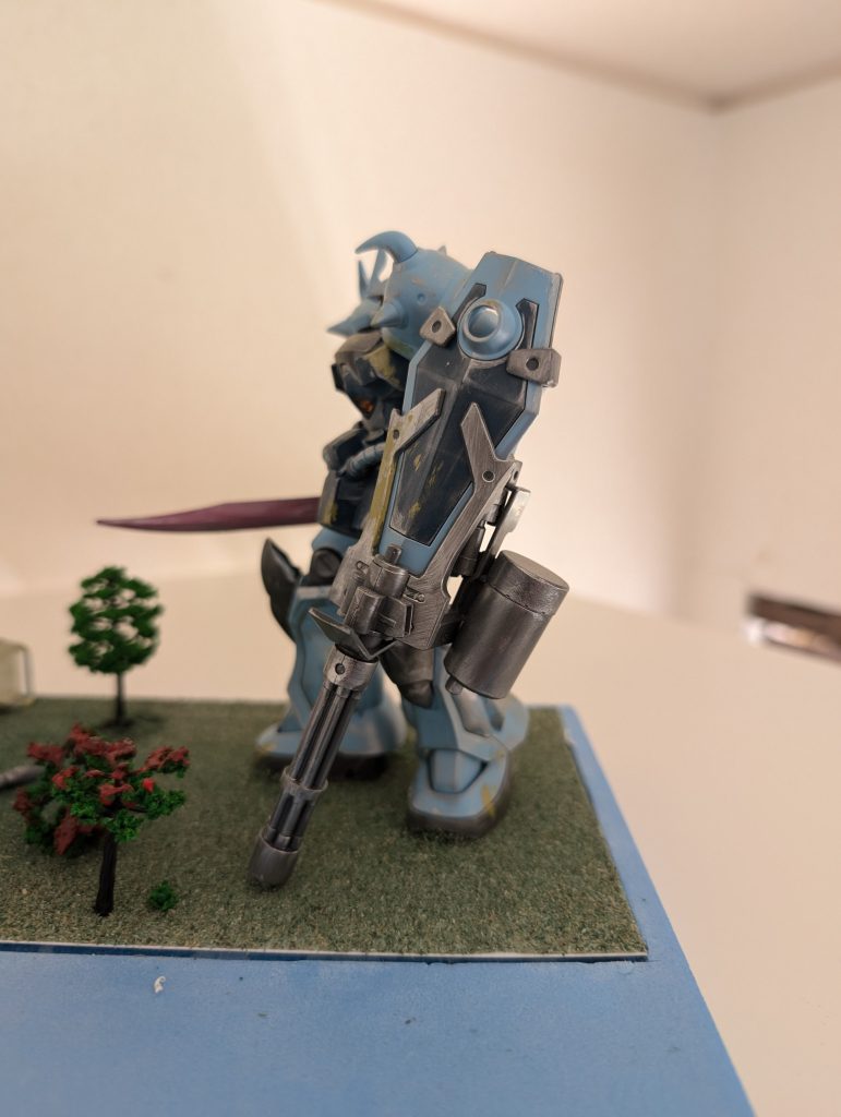 グフカスタム左面ガトリングシールドは成形色がグレーだったとこは全部シルバーで1回塗ってます。