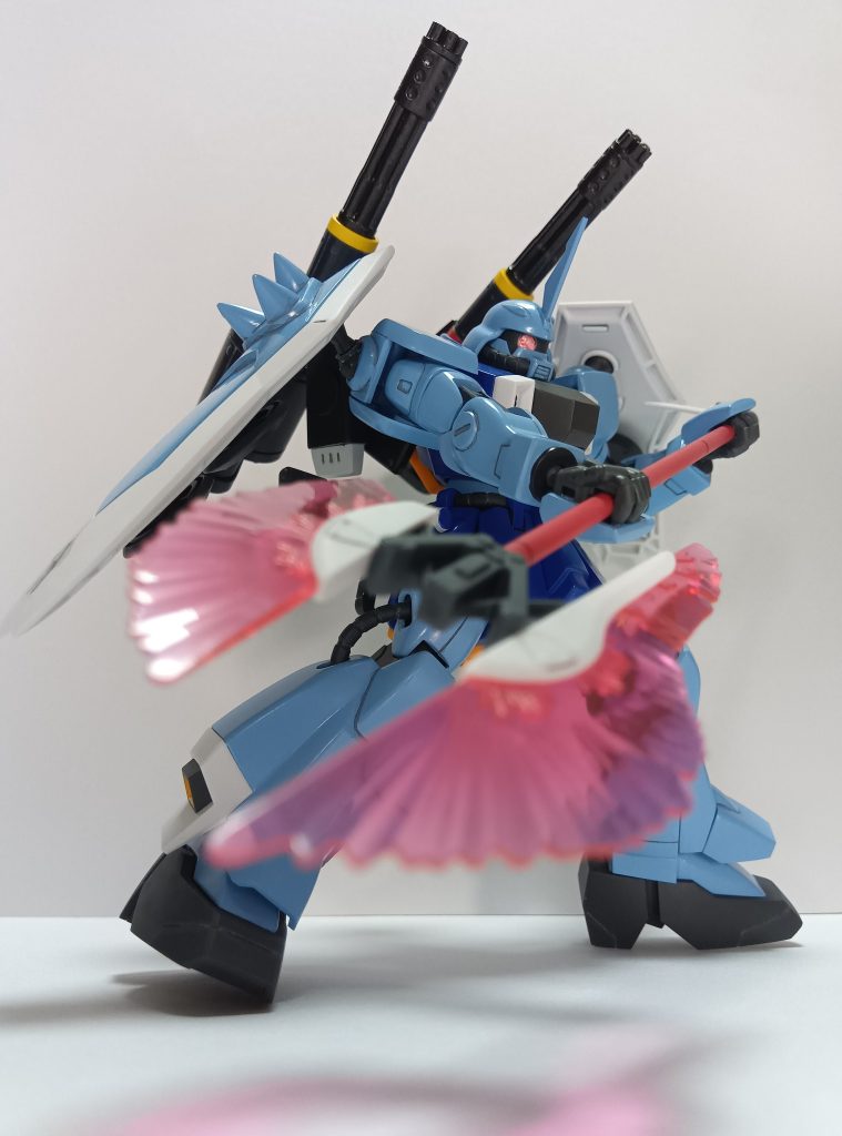 OP風(パッケージ風と変わらない・・・)ということで、お盆の親戚の集まりのとき、まだ完成していなかったので、とりあえず借りて後日写真を撮ってから返却しました。ありがとう、従弟よ。なので、今はビーム突撃銃構えさせて飾っています。いつかビームアックス持たせたい・・・