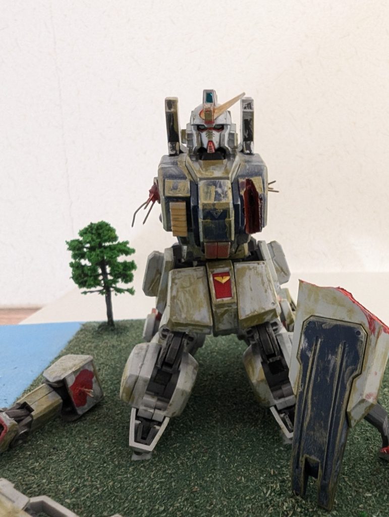 陸戦型ガンダム正面陸戦型ガンダムは弟が要らなくなったのを貰いました。その時は角しか破損はありませんでした。