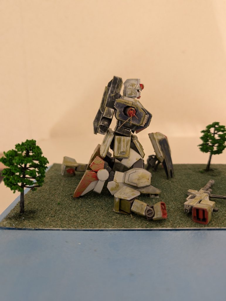 陸戦型ガンダム右面腕はボールジョイントの基部だけ残して本体に付けてそこに細めの真鍮線が差し込んであります。