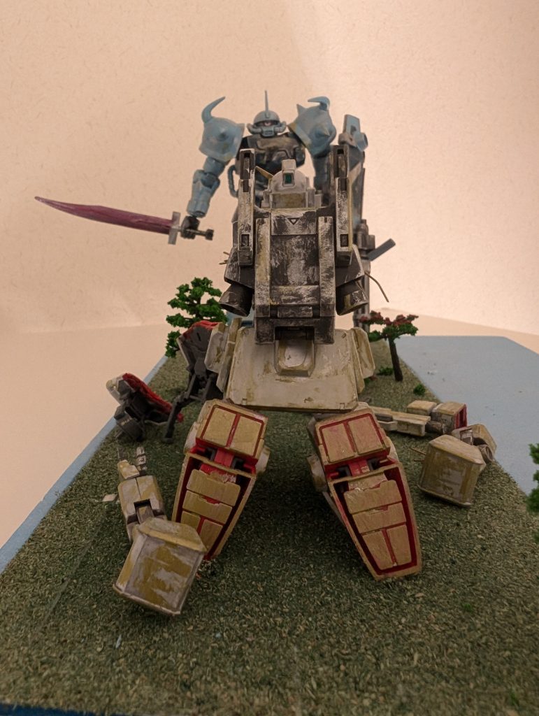 陸戦型ガンダム背面てか今回陸戦型ガンダムが負けてる状況なのは前作のMk-IIで肩を使ってしまって腕も別のガンプラの改造にまわしてしまって両腕欠損の状態だったからなんですよねw