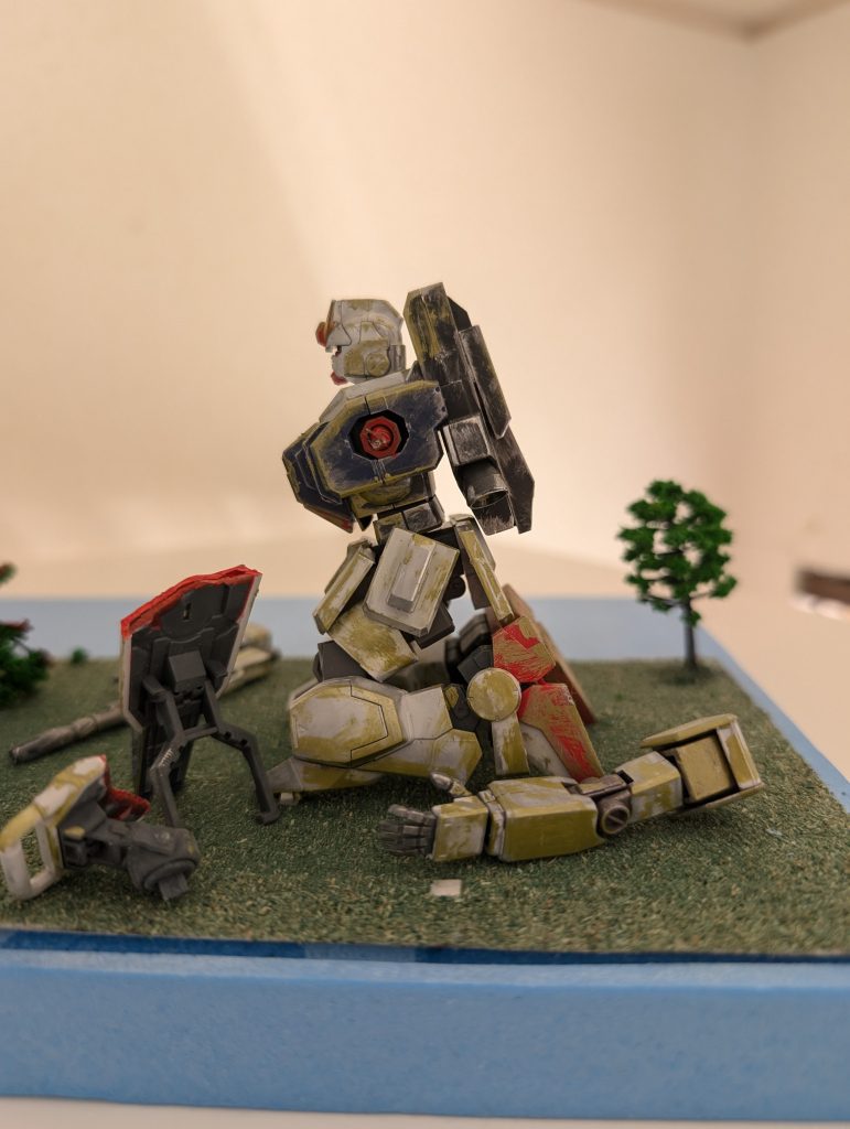 陸戦型ガンダム左面座り込ませるために太腿の装甲と膝裏下の装甲をカットしてあります。