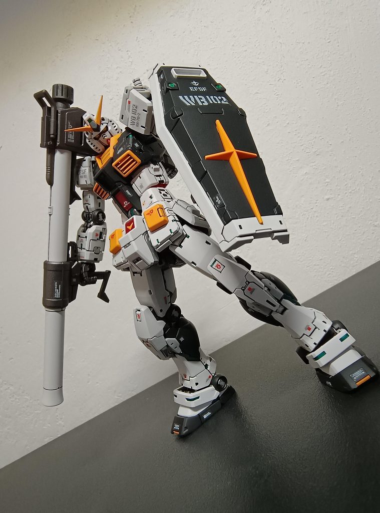 デカールは付属のデカールです。目立たないように余白を切ったり、光沢にしてからつや消し仕上げをしてみました。効果はビミョーです…