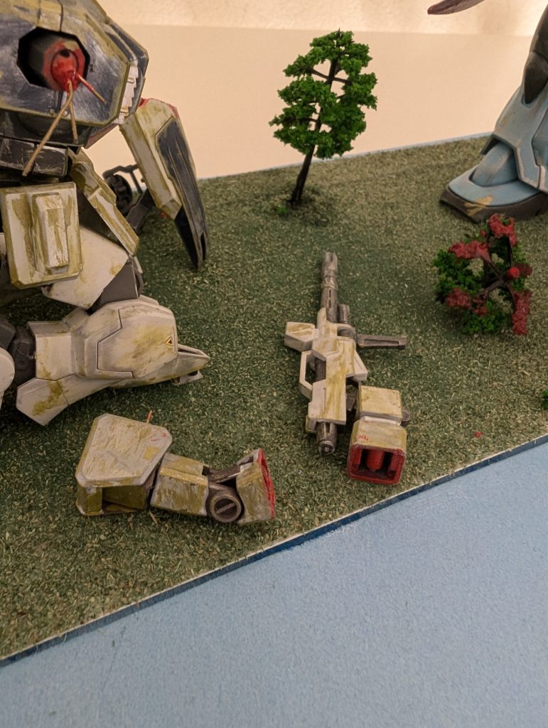 右腕さっき言ったように肩と腕を他の改造に回してしまって腕がなかったからこれエコプラの組み立て体験版のガンダムの肩と腕なんですよねw