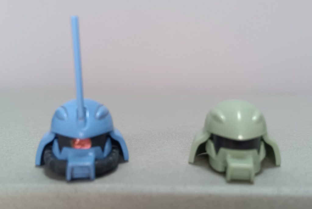 前回との変更点は頭部に角を付けて、モノアイをHアイズに変更、瞼にプラバンを貼ってV字に削り目つきを鋭く。(無加工の方、口のパイプ付け忘れた…)シールドのスパイクにプラバンを貼って尖らせて、拳を次元ビルドナックルズ改めビルドハンズに変更、新しくスタンドを購入したので、股間部分を開孔しています。塗装は筆塗りで、水性ホビーカラーのガンダムカラーにイザーク機用のスカイブルーがあったので使ってみました。