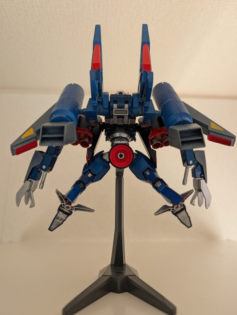 背面腰の後ろについてる大きめのスラスターはRGジオングの余剰パーツで、脇下のバーニアはナラティブA装備の大型ブースターのバーニア部、肩と胴体の間のパーツもナラティブA装備の脚部増加装甲のパーツです。 以下ポージングを何枚か