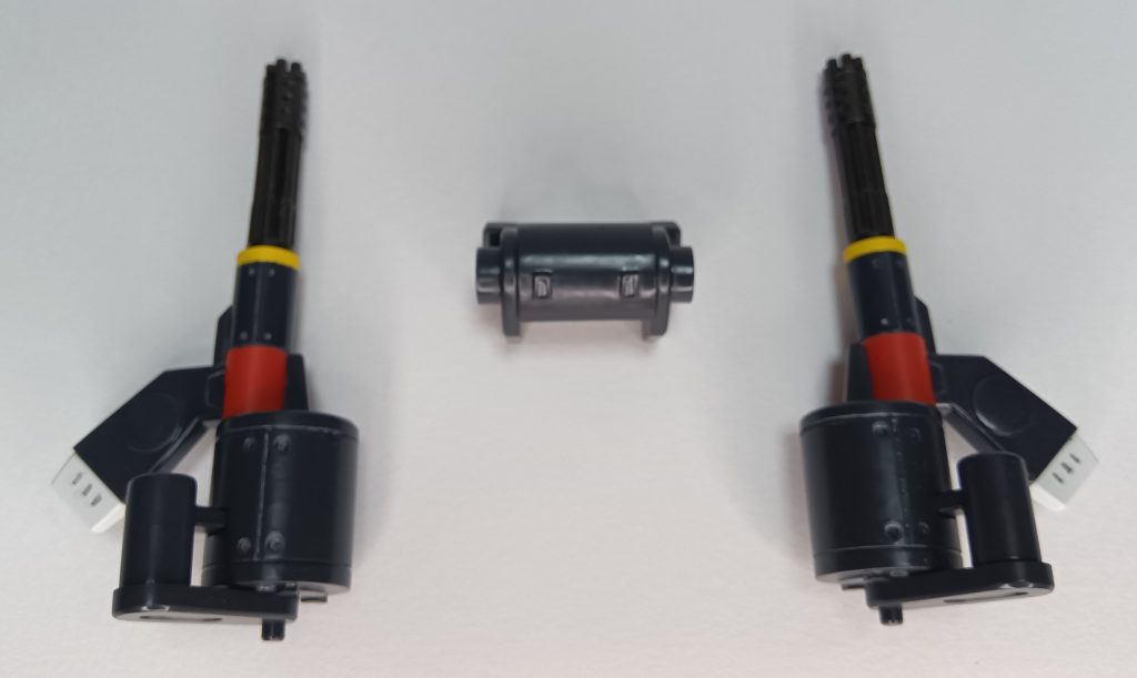 自作のスラッシュウィザードは基部はプラ材で左右のアーム?を取り付けるのに余っていたポリキャップを仕込んでいます。左右のアーム?はwaveのGタンクのロングとショート、プラ材の組み合わせで、ガトリング砲はHGストライクルージュ+I.W.S.P.のコンバインドシールドのものです。ネタとして思い付いたのが、コレとガンブラスターのスラスターバインダー、オレンジ色の拳、斬馬刀を持たせたトモカズウィザードです。ガンブラスター手に入ったらやりたいけど、最後のはマイナーすぎるか(ガンダム関係無いし)。