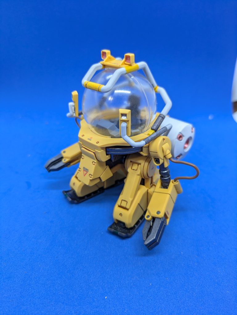 素立ち。キャノピーは本来はもっと透明なクリアパーツなのですが、光沢トップコート吹いたら曇りガラスみたいになってしまいました…コクピット内部以外のグレーのパーツは、ガンメタルで塗装しました。ロールバーのようなパーツはそのままだとグレー1色なので、白のサーフェイサー吹いた後、黄色とグレーで塗り分けました。