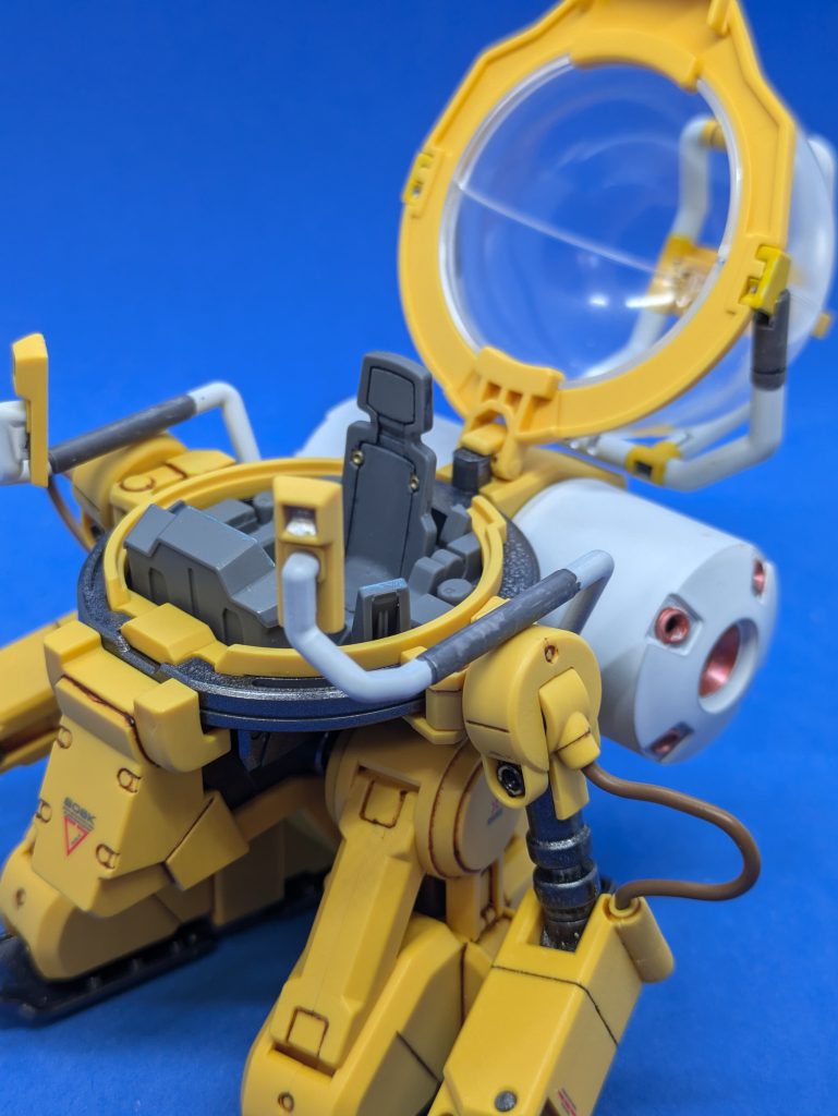 ハッチオープン。コクピットハッチは開閉できます。コクピット内部はガンメタルにするのは変かと思い、つや消しトップコート吹いて部分的に色を塗っています。そのままだと肩、前腕、足に合わせ目が出るので、消しています。