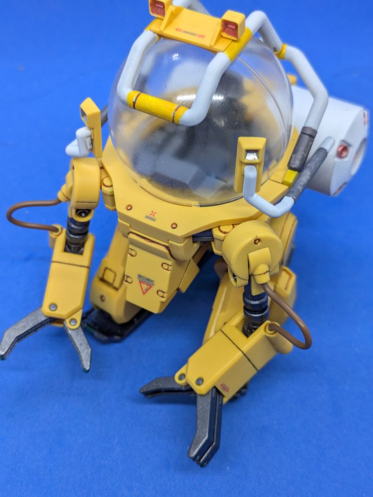 両腕の可動。腕は面白い構造になっていて、写真のように肩部分を前後にスライドさせることができます。クロー部分は開閉できます。肘関節はC字ジョイントで、曲げ伸ばしできますが、リード線のせいで可動域が若干制限されます。