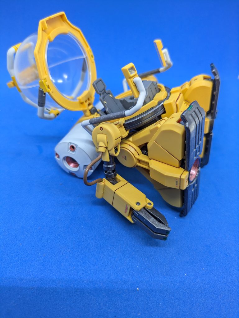 トップ写真の別角度ver.。足の付け根はBJ接続で、このくらいまで動かせる他、少しですがハの字のように開くことができます。なんか座っているというより墜落後って感じですね…ご覧いただきありがとうございます。