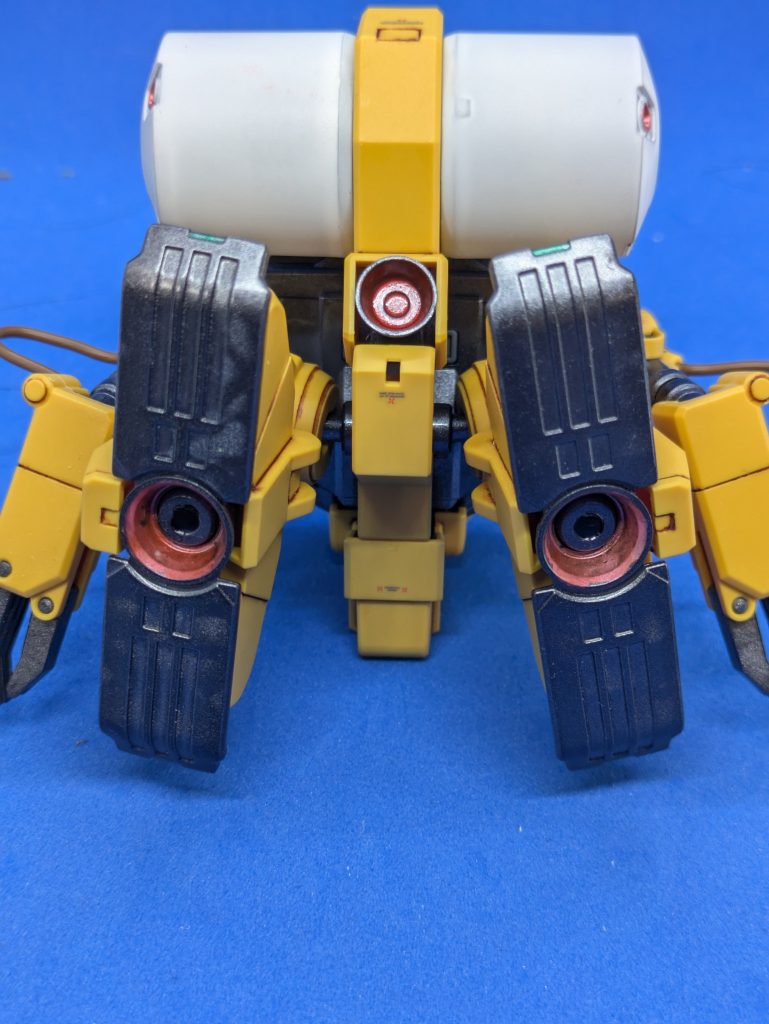 真下から見た状態。スタンドジョイントが付属し、これを使うことでアクションベース5を使って浮かせられますが、スタンドジョイントに対応したパーツが見つからなかったので、地面に直置きしています。