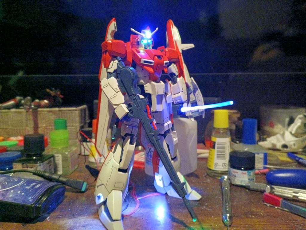 オデコはシール対応でしたが、どうしても入れたくてWAVEのクリアパーツを使って加工してます👍