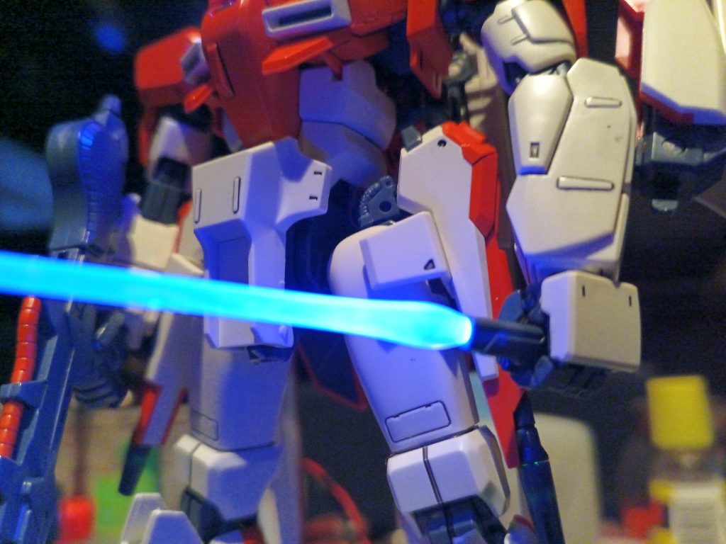 左手のビームサーベルも入れてます😁