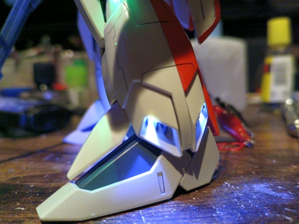 脚部のスラスターは白を入れてみました☝️