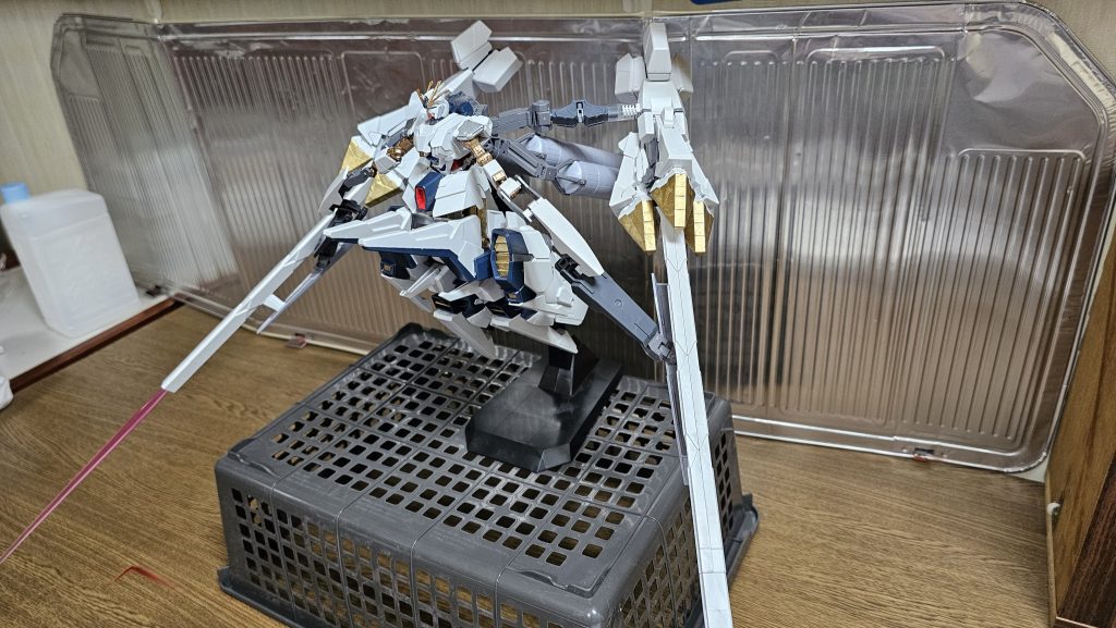 手に持ってる装備がほとんど動かせない仕様だったので後ろと持ち手の部分にジョイントを追加して動かせるようにしました。