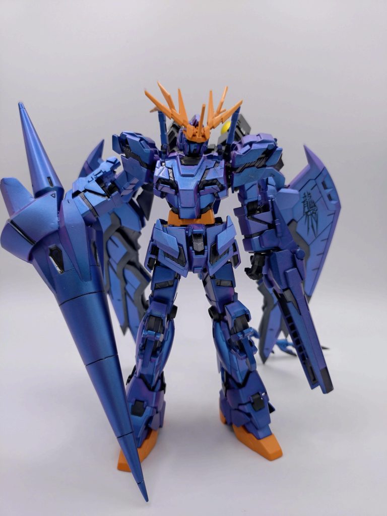 ランスは、ジャンクボックスより誰のかも分からないですが、一部、キュベレイのサイドアーマー使ってるのは、なんとかわかる（笑）色は、名前忘れましたが、偏光塗料と、オレンジ系、サイコフレームは、メタブラック、関節はグレー、バーニアがスターブライトプラスですね蛍光塗料は、使ってないです。 