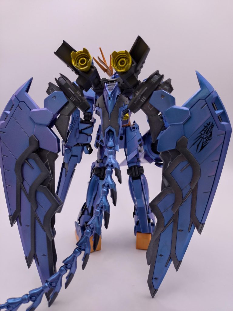 バックショット。尻尾もつけました。一応、ネオジムで補強しつつ、通常のユニコーンの接続の仕方で、つけてあります。バウのデカール…長年眠っていて、今後もバウ入手予定ないので、押し付け…もといつけました。エピオンは、飛竜ですので(^_^;)