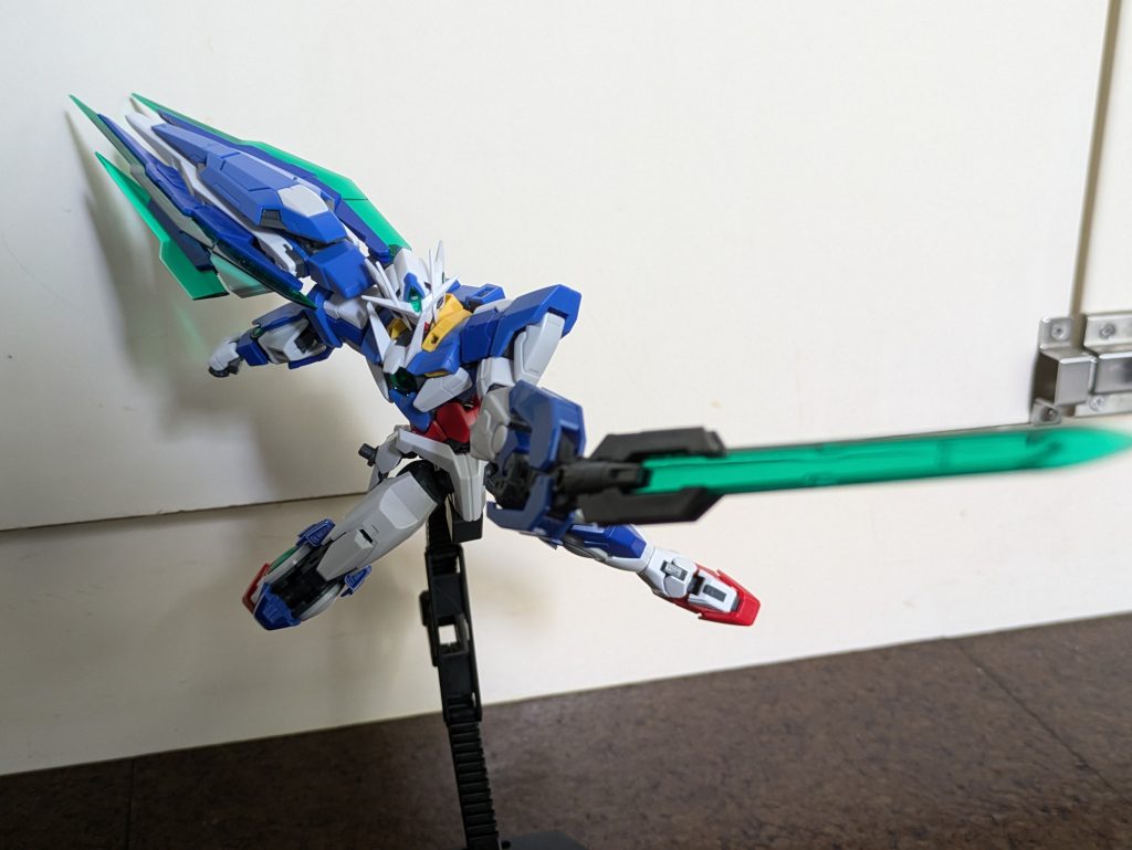 GNシールドを逆に付けた経緯ですが、これがなんと右武器持ち手の神隠しにあってしまい、左手でGNソードⅤを持たざるを得なくなっているんです。それに伴い、バランス調整のため逆にGNシールドをつけているんですわ。