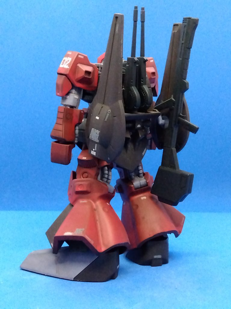 アポリー機をイメージして製作。赤色って下地を工夫しないと奇麗に発色させるのは難しいですよね。しかも、劇中では黒い機体を赤くするわけだし、おそらくプロの塗装工がやるとかでは無くて手隙の整備班が作業することになるはず。なら、カッチリ奇麗にしなくても良いのでは？と自分に言い聞かせた結果がこちら。