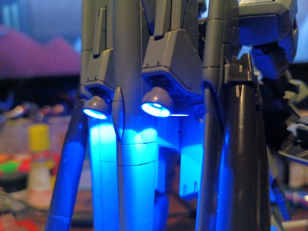 バックパックのバーニアはキットのままだと薄っぺらいんで少しディテールアップ😅