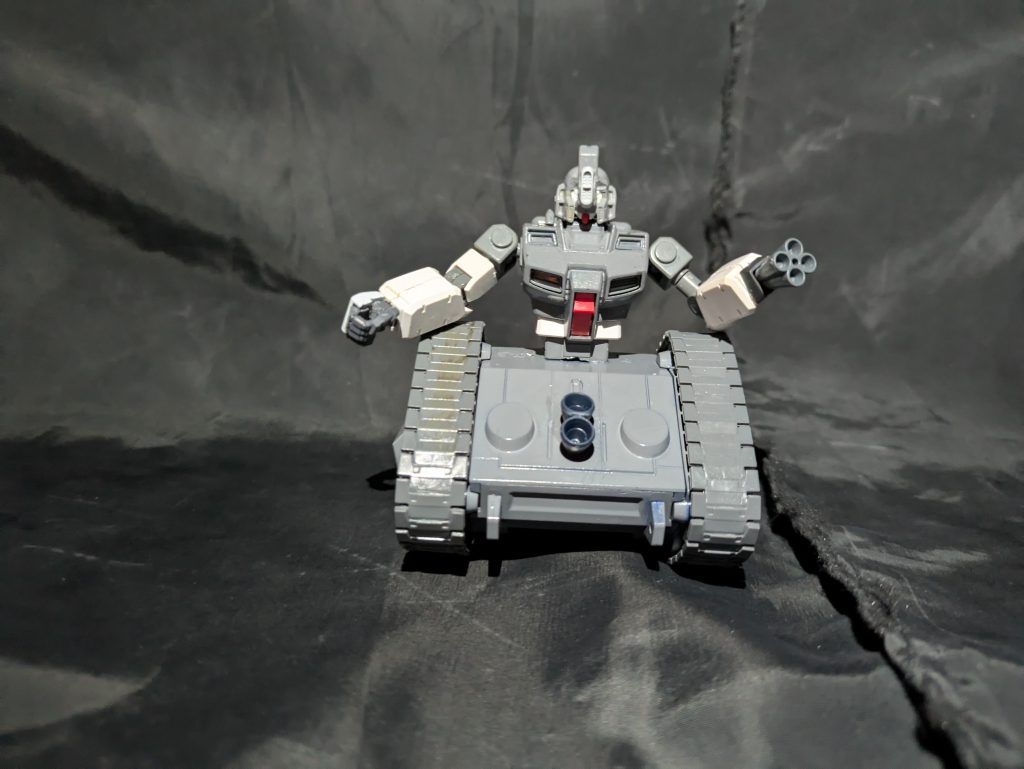 武装無しの状態です。思ったより胴体が低いのでキャタピラに当たりそうです。あと、スラスターなども追加しております。