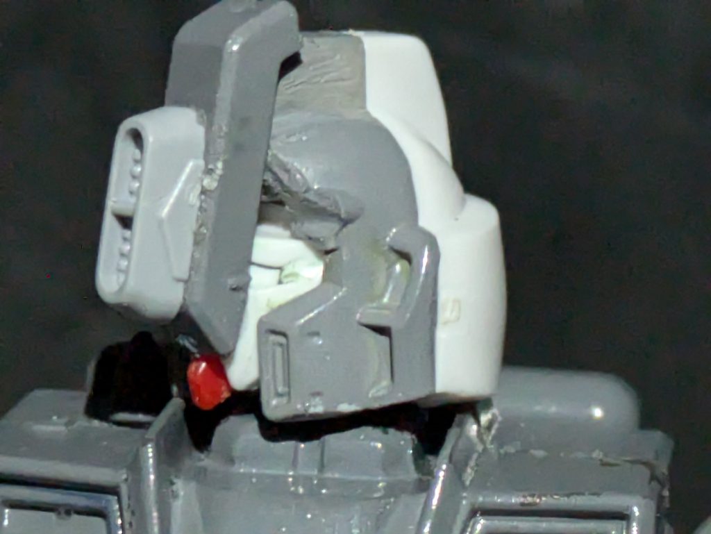 頭部です。試作機みたいな形状にしたかったので、かなり不格好な形となっております。この部分にアレックスの物を使用しております。センサーはどこ?