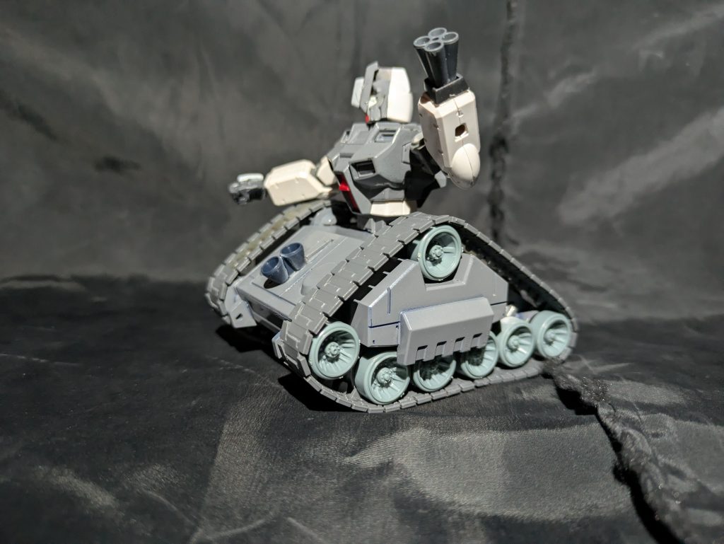 横から。一応、現地改修機なので腕の内部フレームなどが見えるようなデザインにしました。