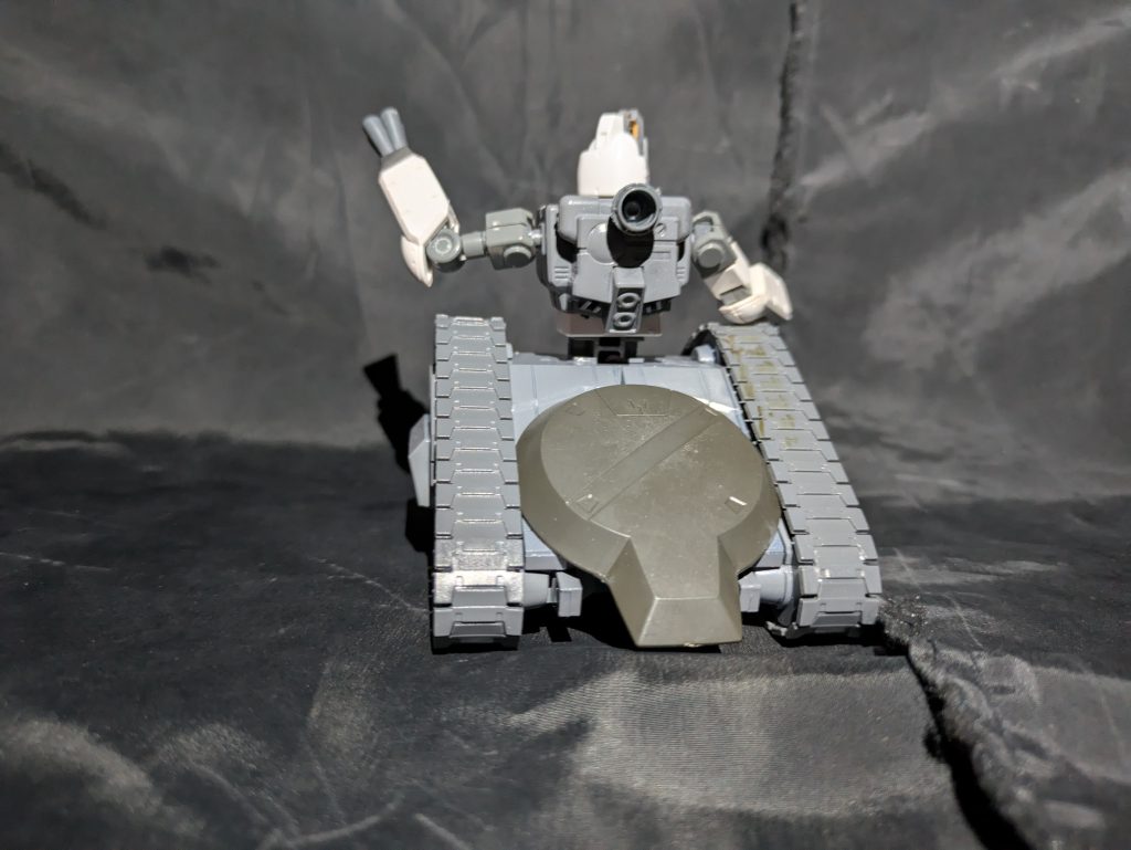 後ろから。ディランザさんからぶちとったシールドを付けております。なんかいい感じ。スラスターなども改修しております。