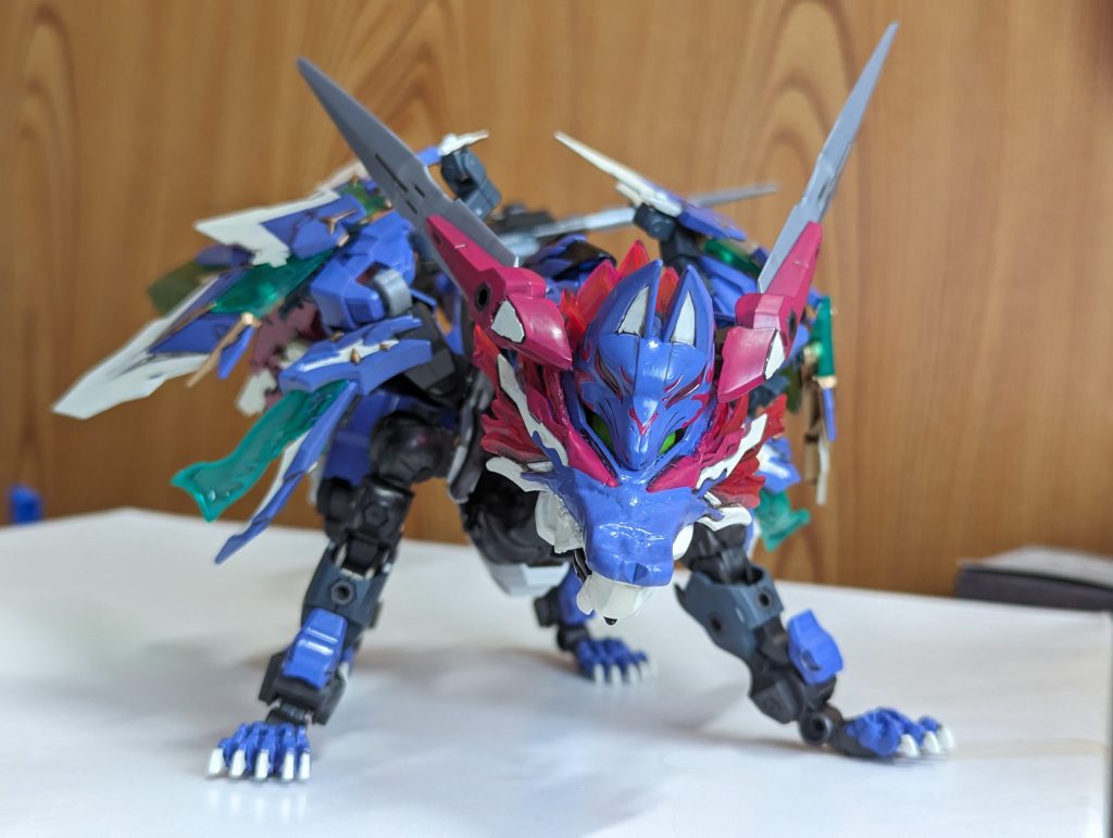 コトブキヤの出しているヘキサギア エルオーズィーを改造しマッハの相棒へ。名をアイオーン。頭部はあまり獣っぽくなかったのでSDガンダムの部品を寄せ集めて獣っぽい頭部を制作。レイフガンダムの頭部+佐助デルタガンダムの狐面+孫権ガンダムアストレイ赫炎翔虎の角等を使用。足りてない部分はパテで肉付け。