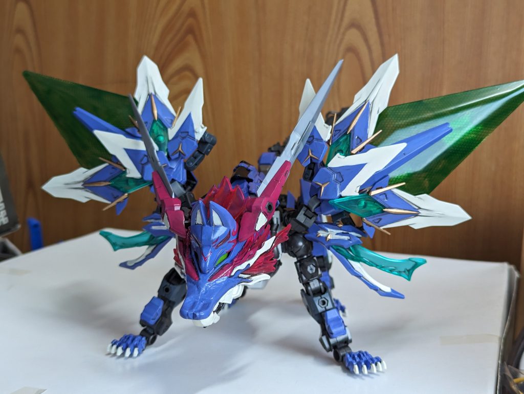 肩に付いているシールドを逆立て ぐるっと回転させるとキャノン砲が出現する。