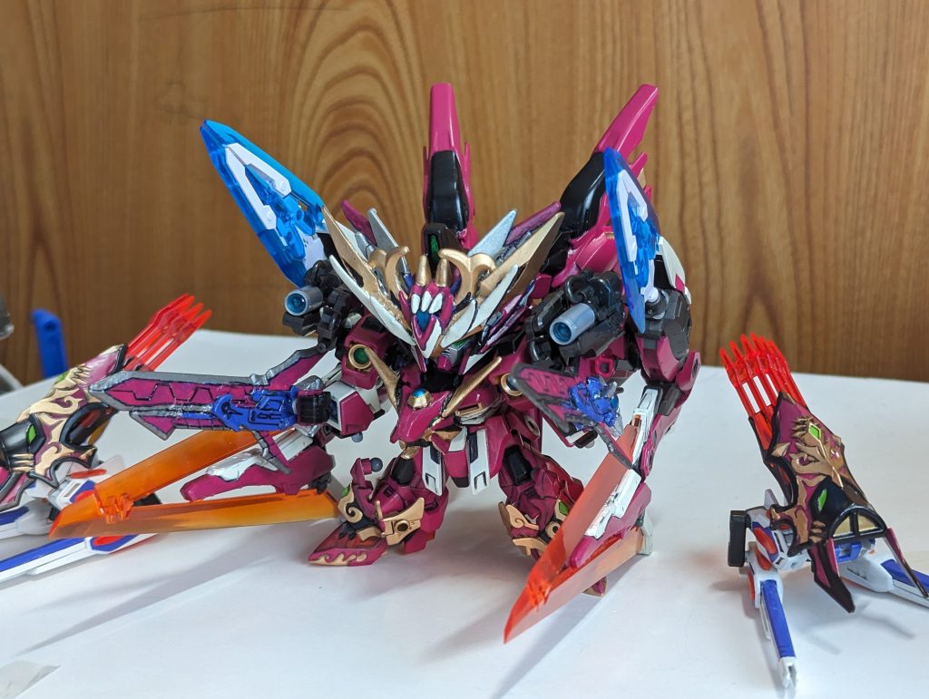 肩当ては分離してサポートメカに。バックパックの巨大なブレードと手の甲に付属している剣をぐるんっと回転させた状態。