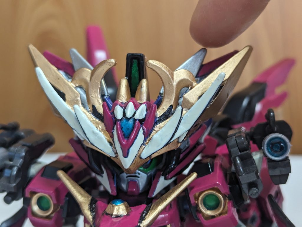 兜には昔のGアームズ ガンセイバーZの目に使われいるスロット風なギミックからヒントを得て、武者頑駄無ゼロワンの角を軽く下に押すとバイザーが出現します。