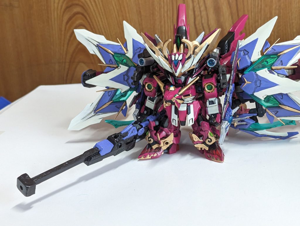 折りたたみ出来るスナイパーライフル。元はリボルバータイプ(自作)を改良したもの。リボルバー時は拳銃の様にリボルバーをカチャっと開き回転させながら弾込め出来るようにギミック作ってたんですが、改良して後悔してます…。