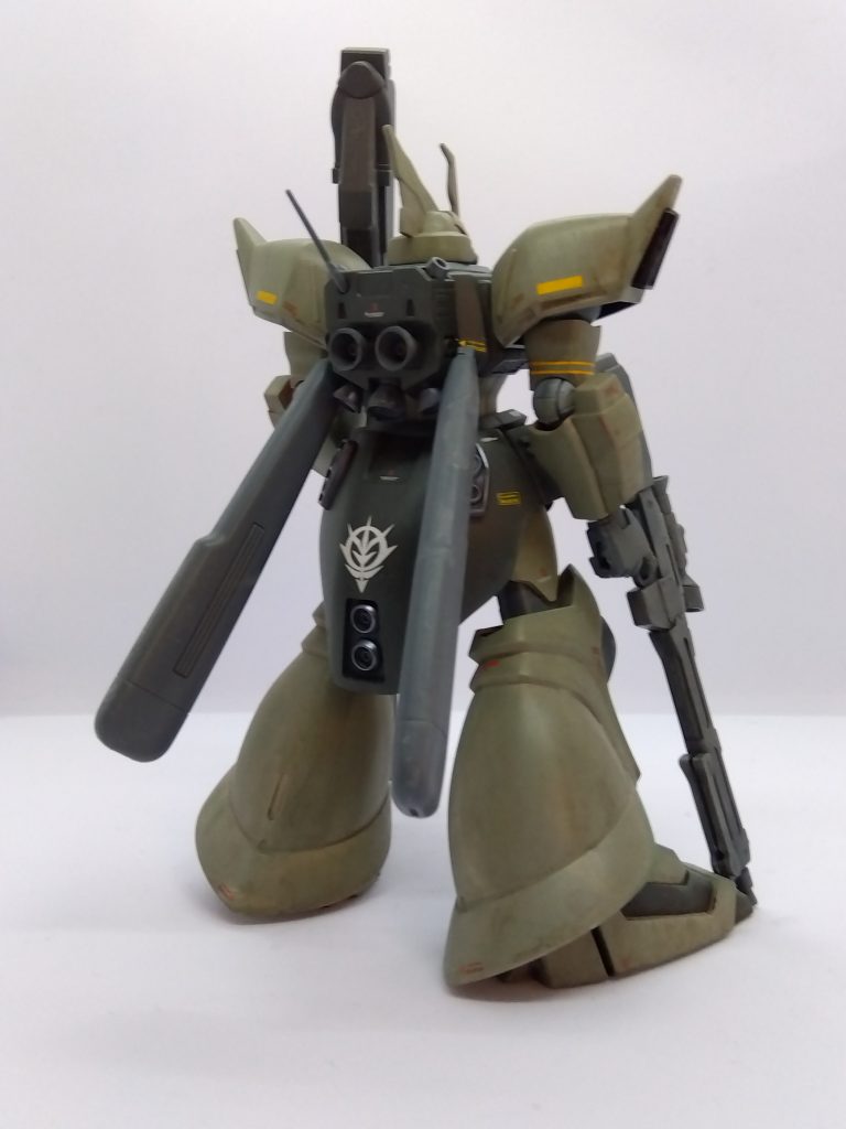 イメージは大戦中のドイツ機で筆塗り。左肩には総帥直属部隊のエンブレム入れてます。グフレディはノーズアート感覚で入れました。