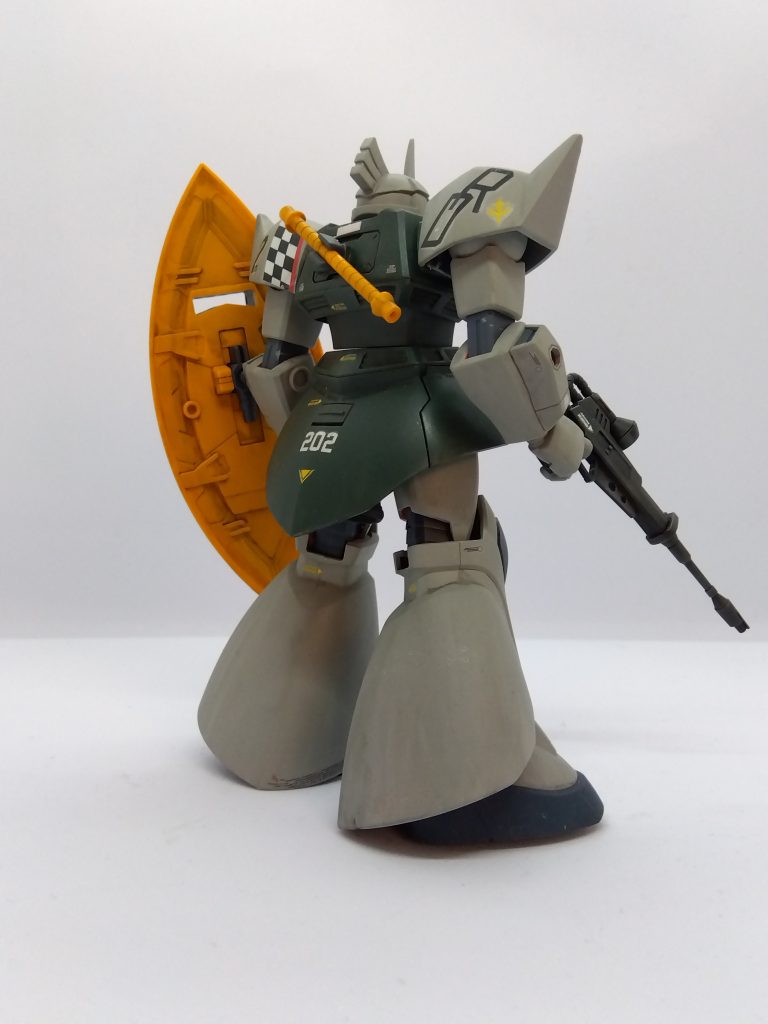 シャア専用機は緑色になる呪い。手元に余ってたデカールを貼り仕上げ。こちらも大戦機のカラーから。親和性強い気がします。