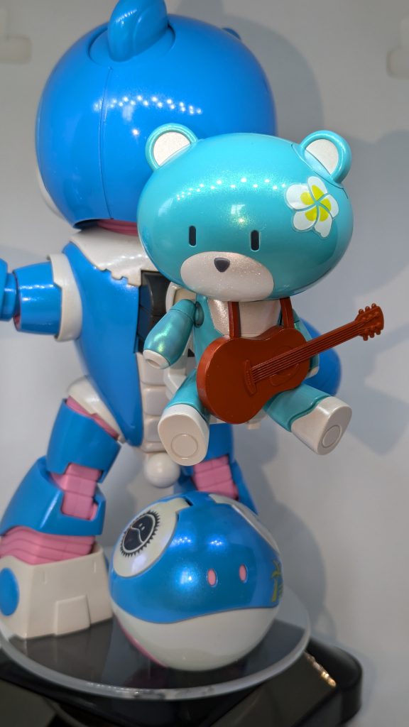 無理に全部乗せました。今作はプチッガイを乗せられるバックパックがついているのもポイントです。と、通常版とはカラーとデカールが変わっただけのセットタイプのベアッガイでしたが作りごたえは満足なセットでした。閲覧有難うございました。