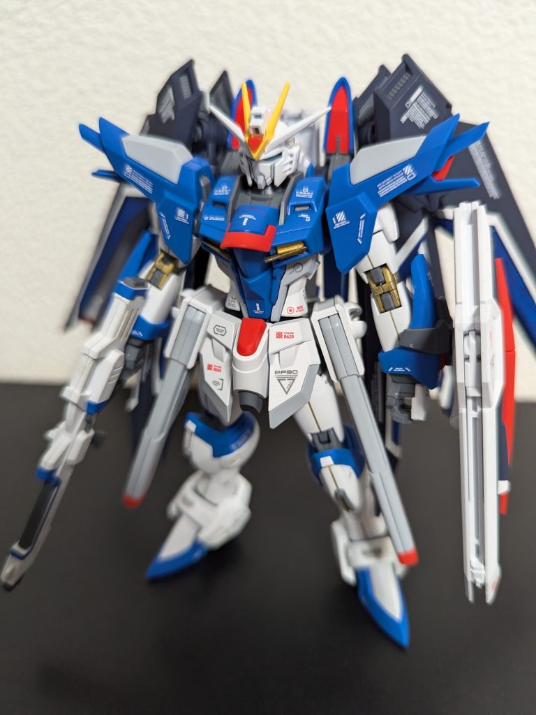 棒立ちでこのカッコよさ。ガンダムマーカーのゴールドで部分塗装したけど、つや消ししたらくすんでしまった〜(´・ω・｀)