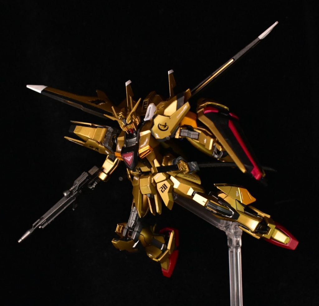 羽を広げて　これが基本形態イメージはある個人がアカツキの活躍に感化されてアストレイかウィンダムあたりをベースにガワだけ真似て作ったハリボテヤタノカガミなんか当然ないので金ピカでただ目立つだけの凡庸なMSでしかないスペックはザクウォーリアとどっこいなら良い方くらい