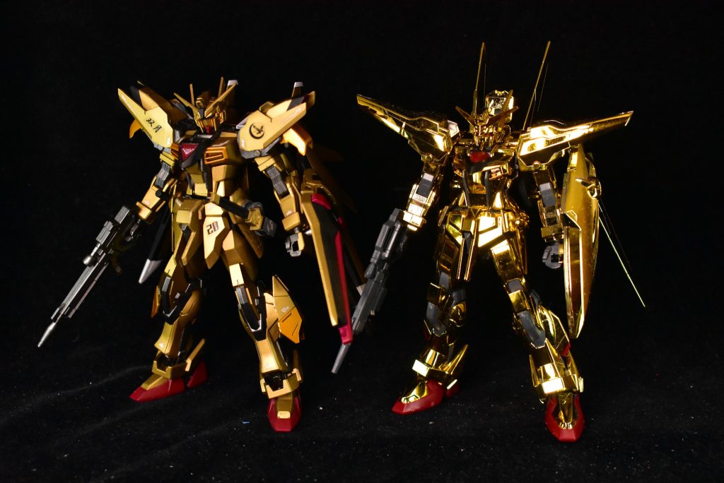 正面から　隣は本家オオワシアカツキアカツキ自体ほぼストライクと同じフレームなので結構似せられたかな今回はアカツキのパーツは一切使用していません