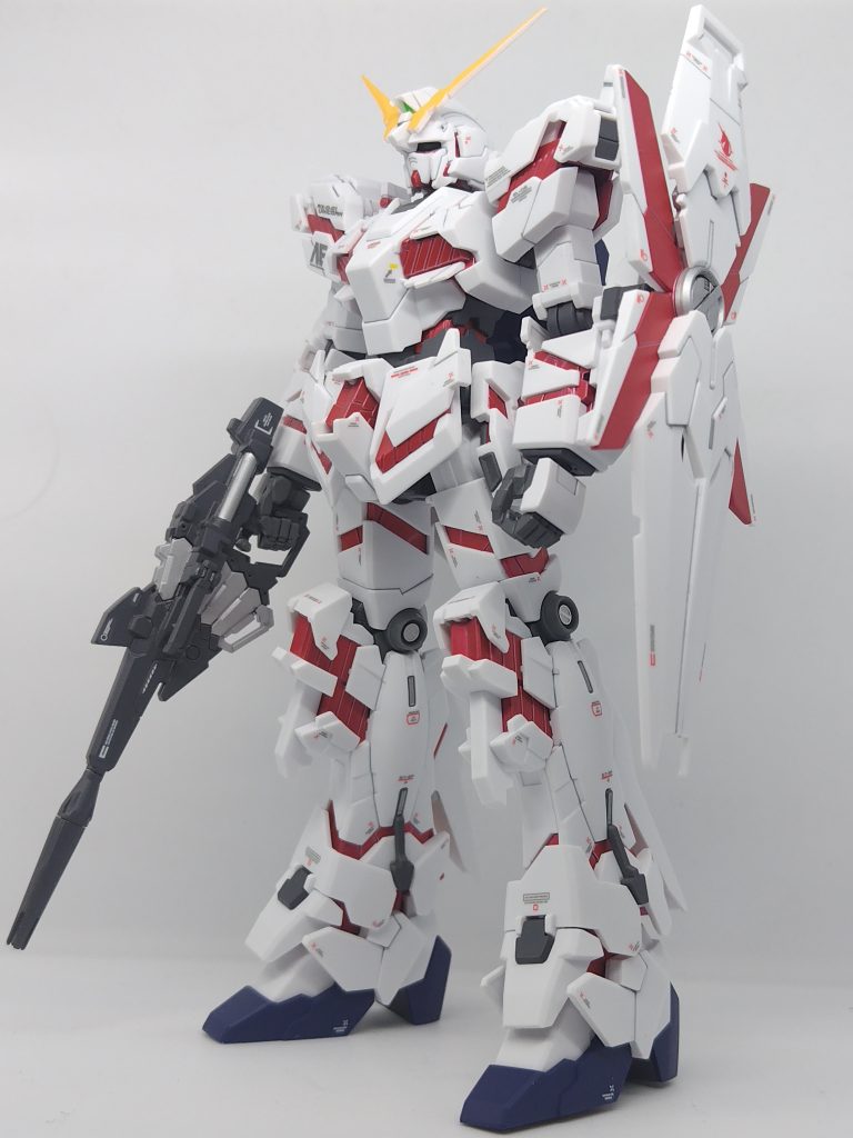 サイコフレームは銀下地にクリアレッド。外装は白につや消しです。