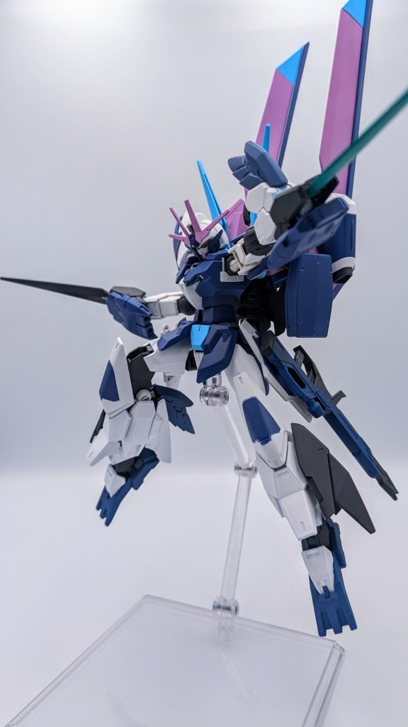 ジャマダハルで攻撃。水陸両用機あるあるのクロー系武器にあたる装備です。水中意識なので実体武器です。刀身のカラーリングは、あくたんがなりたい人物である某剣士イメージですね(笑)