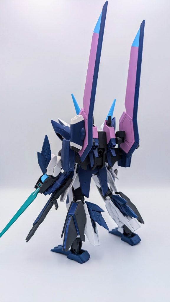 背面から。ウイングを立てている状態が水中、展開した状態が地上・宇宙という設定です。