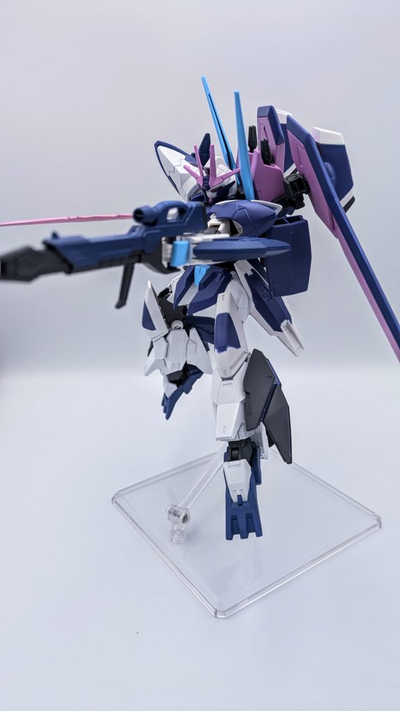 ビームライフルで攻撃。サイドアーマーに磁石で付けてます。このウイングを展開した状態が水中以外、って感じです。