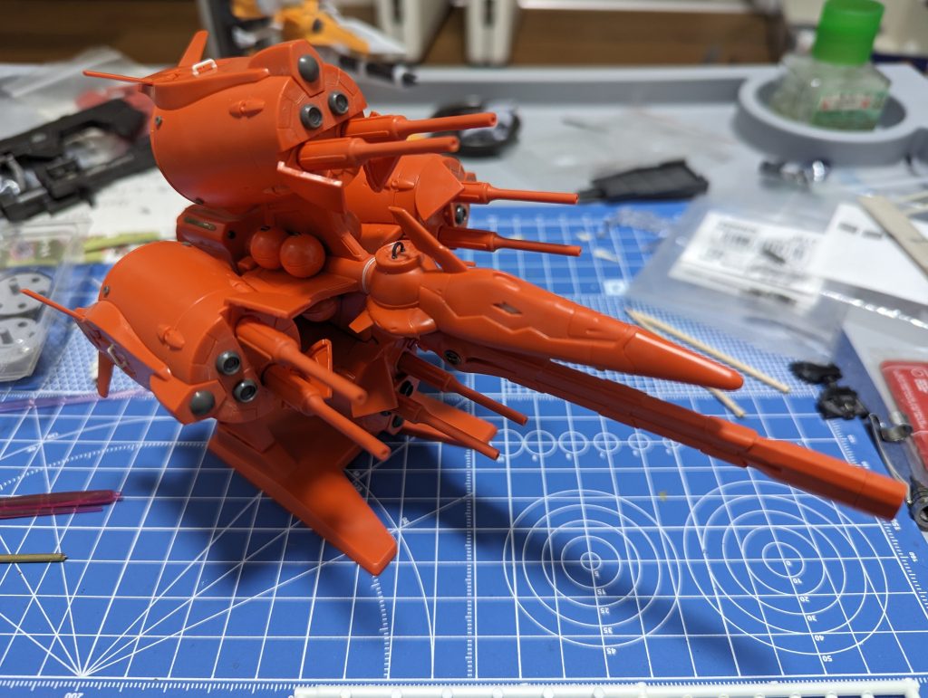 塗装前の仮組みです。塗装は必至ですが、スタイリング等の出来は良いキットだと思います。