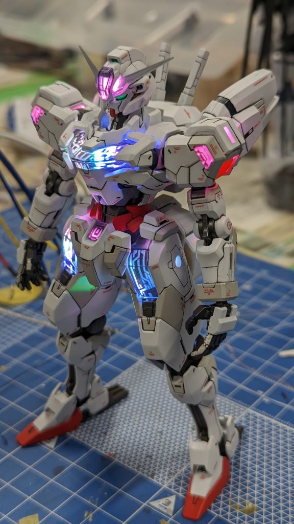 LED設置が終わり、ディテールを追加し塗装してスミ入れしてデカール貼ってつや消しし終わった図。つまりほぼ完成の図白部→EXホワイト、ニュートラルグレーⅡ 関節・フレーム部→ガンメタルレッド部→キャラクターレッドイエロー部→キャラクターイエローデカール→ハイキューパーツこの頃になると色と虹色に光る周期を調整し終えていました。詳しく言うとRGB値それぞれが127~255の間で動くようにしました。これをすることで全ての色に白が混ざるような感じになり、以前のサイケデリックさを無くすことが出来ます。鋭い方は気づいているかもしれませんが、これをすると210万色なんですよね光るの。端的に言うとタイトル詐欺ってことです。