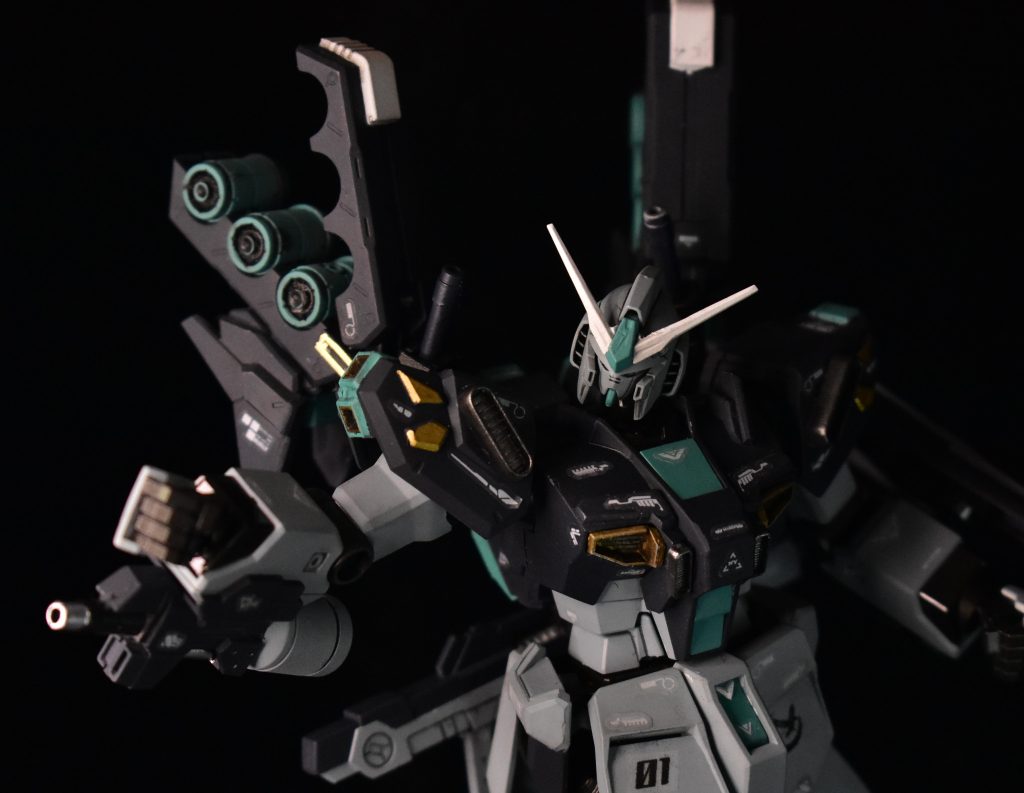 そこら辺の部品使って腕部ビームキャノンをでっち上げ量産型と違い着脱式です　元のデザインとは異なりますファンネルコンテナは開閉　インコムではなくネオジオン系の円筒形ファンネルで数も6基フィンファンネルやインコムと比べ中途半端なので没になったってイメージ 