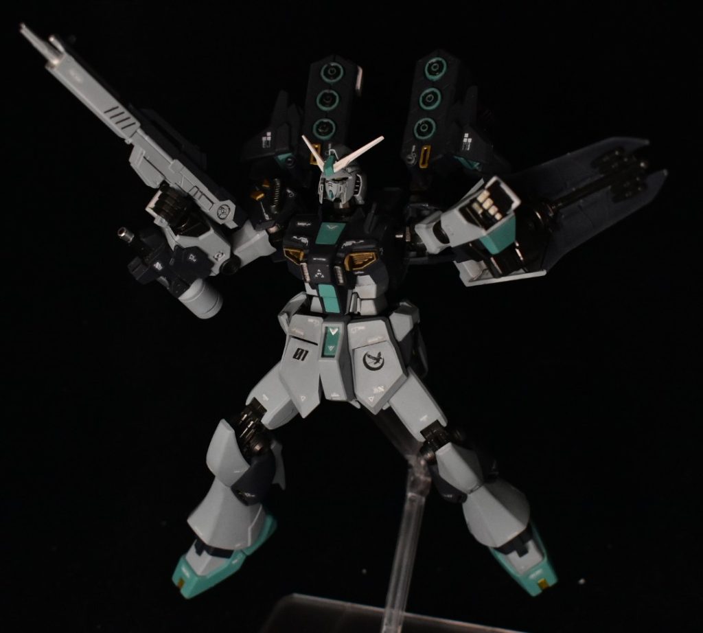 フルバースト的な　だいたいあの映画のせいちょっと見にくいけど背面のサーベル基部は正面に向けてビームガンになるほかファンネルは本体に収納したまま撃てます　ちょっと強引？