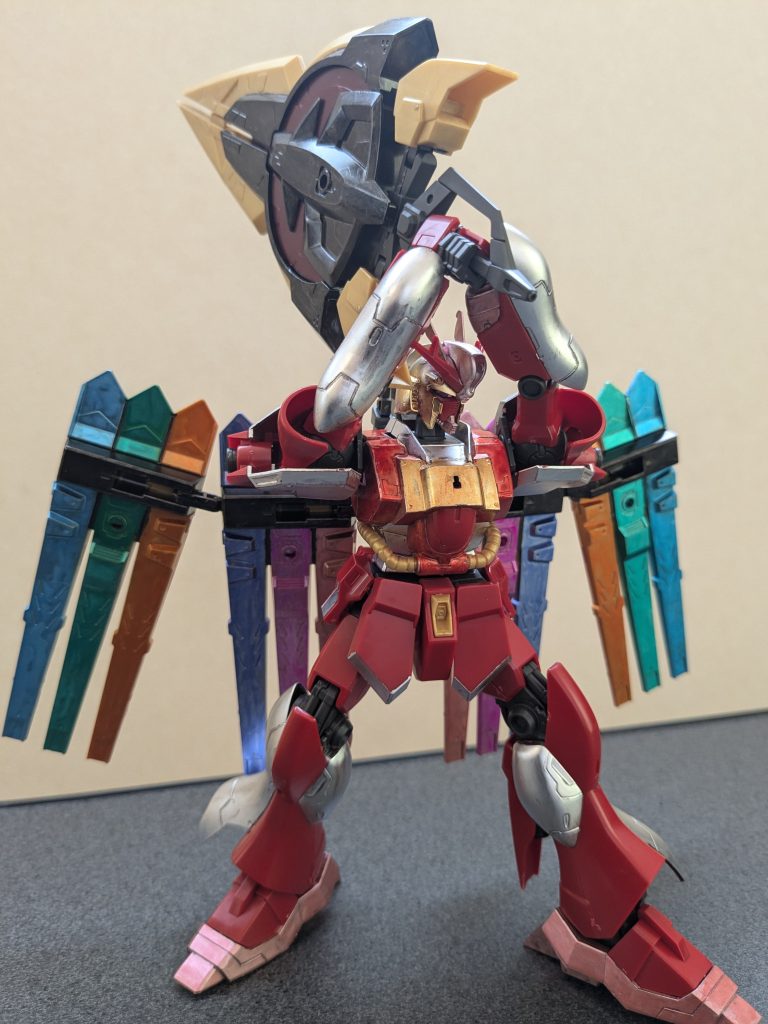 武器振り上げて一枚。両手持ちもできつつこんなアクションもできる、良いキットですね〜。頭は下半分をフランの髪をイメージしてゴールドと、上半分をナイトキャップをイメージしてシルバーです。フランの服装をイメージして、肩、くびれ、腕と脚の一部をシルバーにしました。胸は中央のZを外して、リボンイメージでゴールドに、周りはレッドで塗装。手首と足は成型色の赤とイメージを変えたいと思い、メタルレッドです。