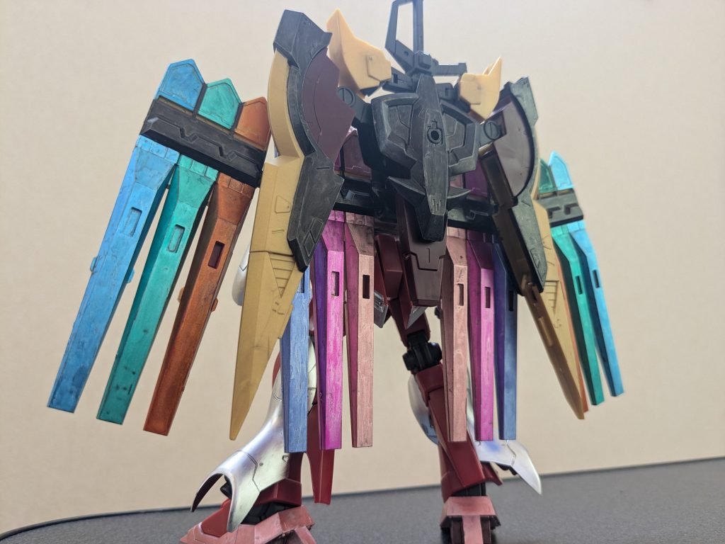 バックショット。背中の大剣もあえて開いて接続することで、羽根の飾りが7枚分に見えて良いかな〜て思ってやってみました。大剣中央のジオンマークになる部分はメタリックブラックです。